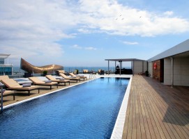 terrasse et piscine du toit de l'hôtel pullman barcelona skipper