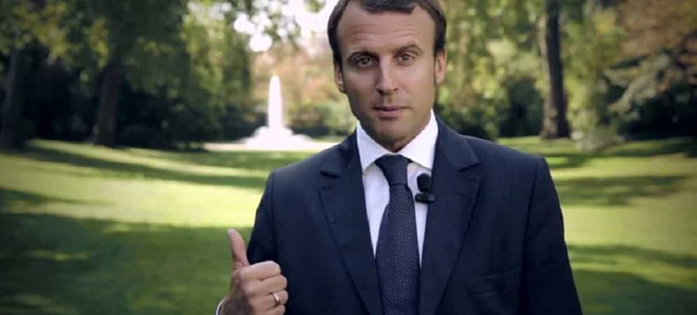 Emmanuel Macron pouce