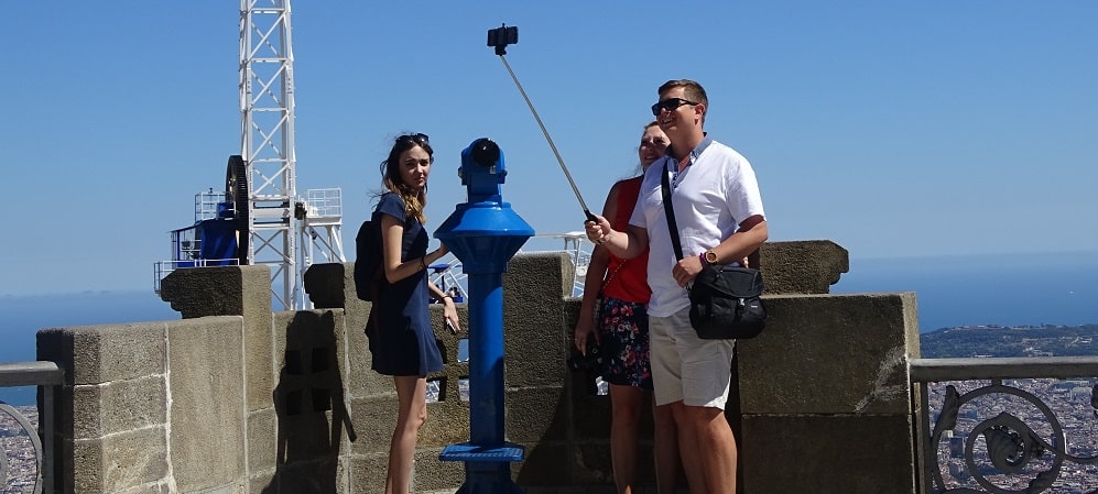 touristes barcelone tibidabo perche selfie