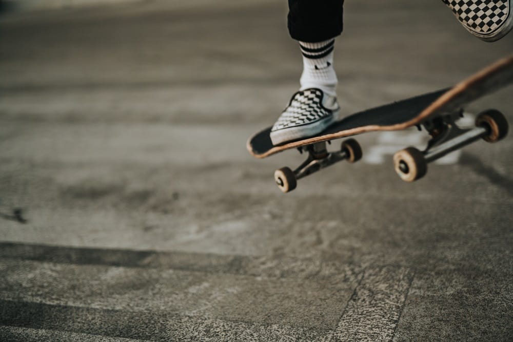 skate girl night barcelone