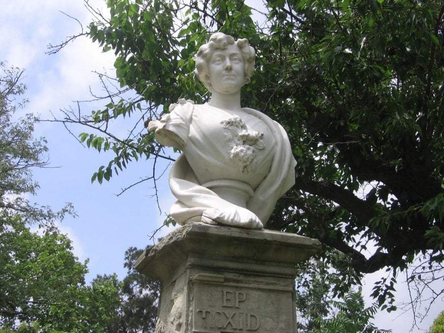 pepita statue