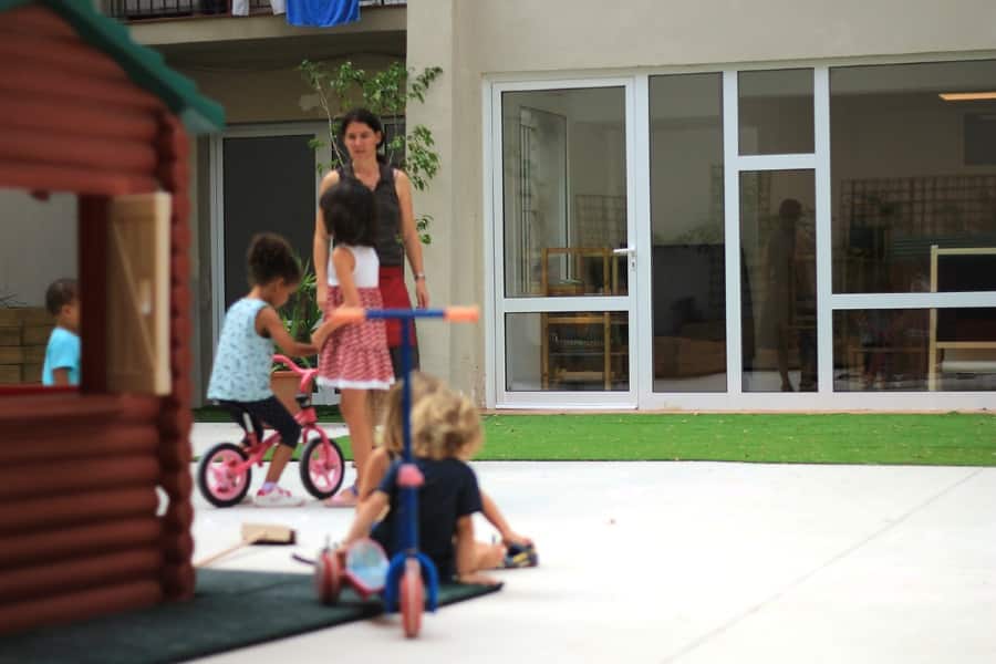 Moderato escuela montessori patio juegos