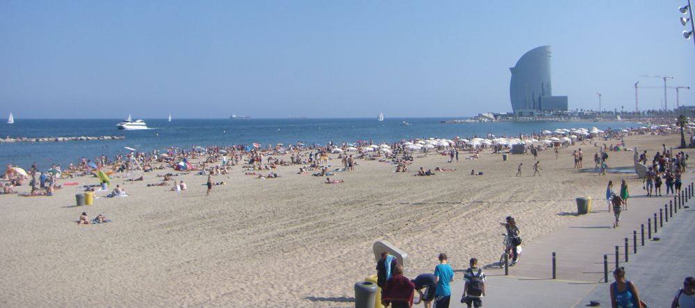 playa de barceloneta con el hotel vela al fondo opt