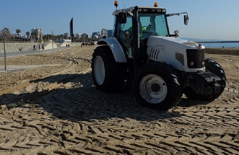 tracteurs plage barcelone