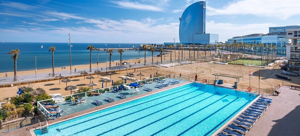 En direct - La piscine de plein air ouvre dans une semaine