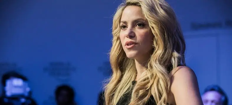 Shakira fond bleu