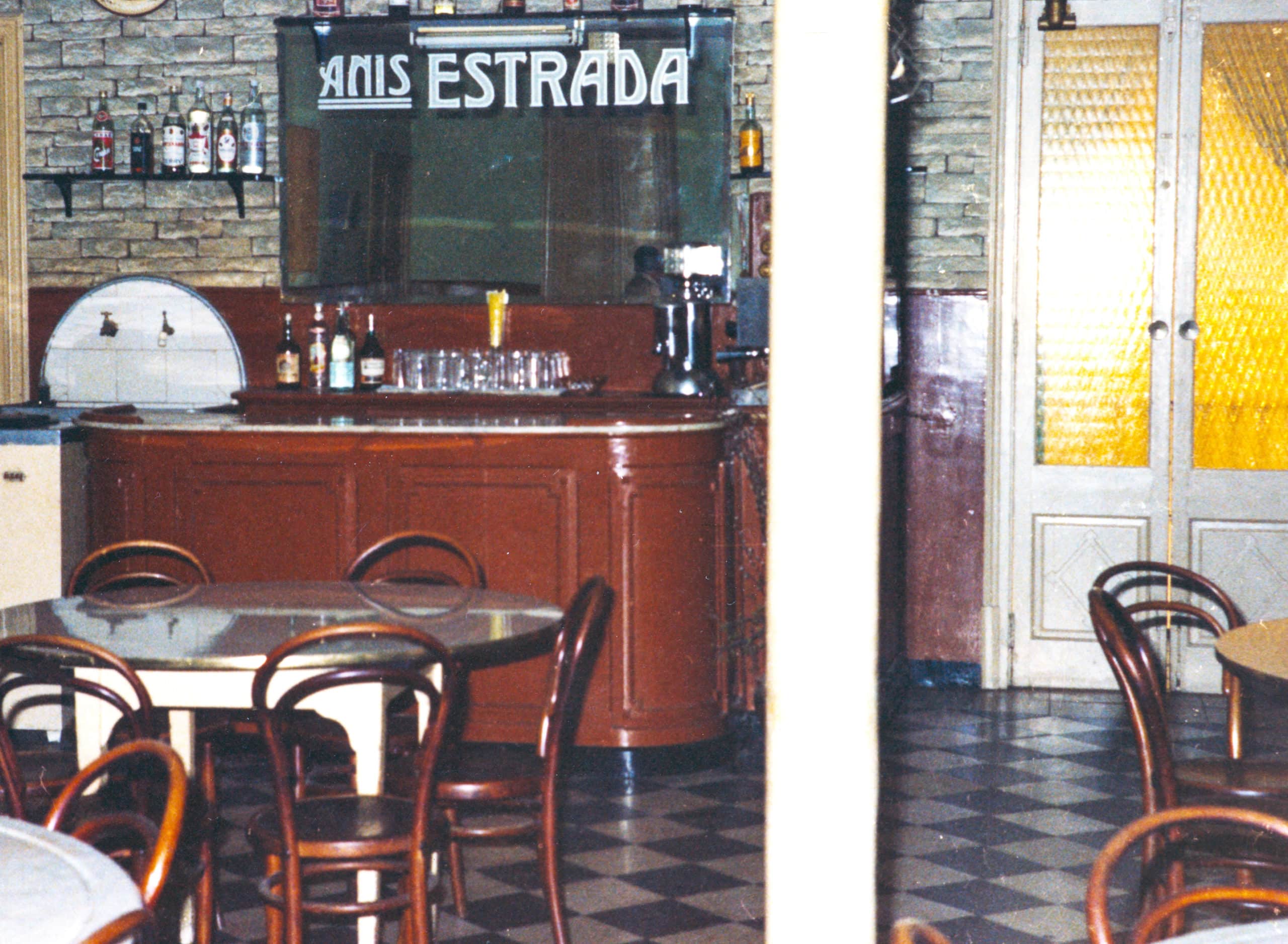 Bar colonia guell gaudi