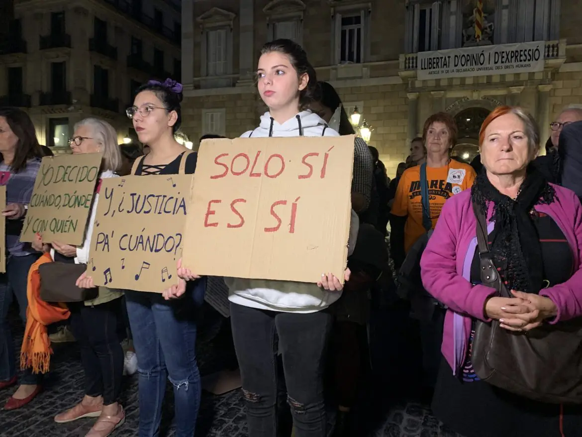 manifestation féministe barcelone féminicides espagne