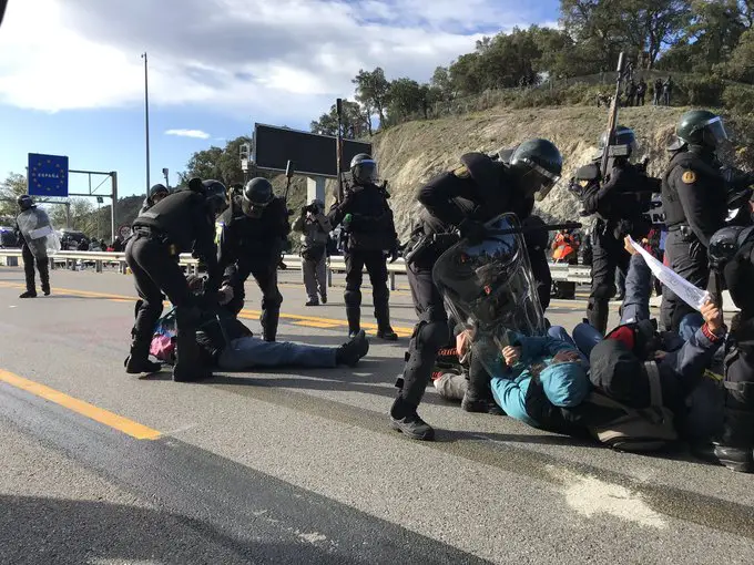blocage frontière france espagne police manifestants indépendantistes