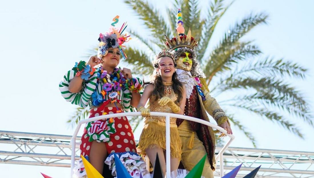 Couleurs vives et ciel bleu au Carnaval de Sitges