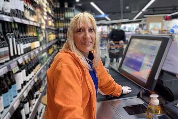 Rosa, caissière à Barcelone: "trop exposée au coronavirus, je ne vois plus mon fils" 2 caissière supermarché barcelone