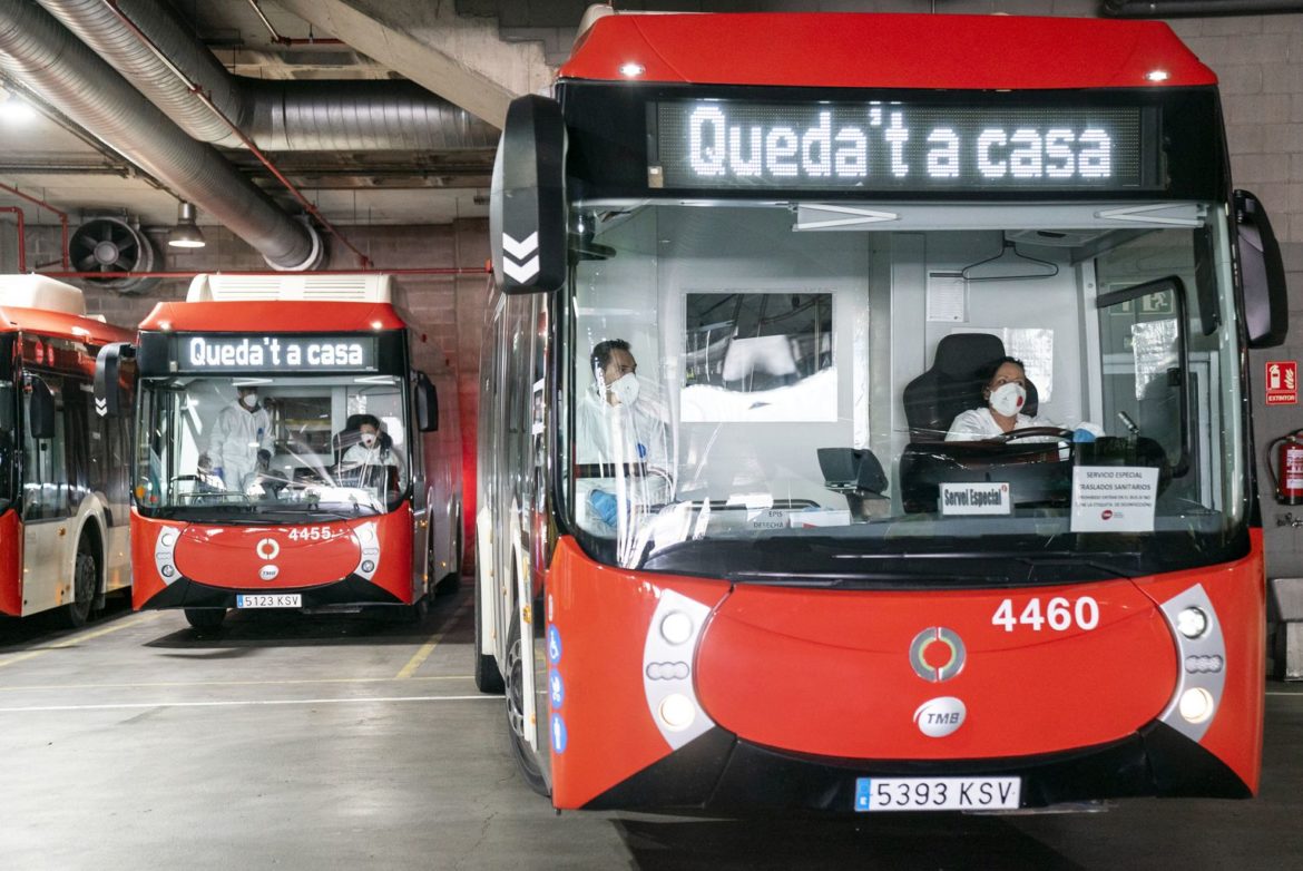 autobus-sortint-de-les-cotxeres-dhor