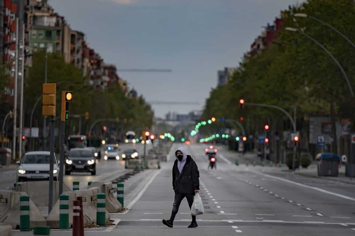 traverse la rue Barcelone Coronavirus