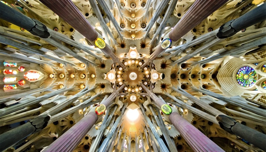 interieur sagrada familia barcelone