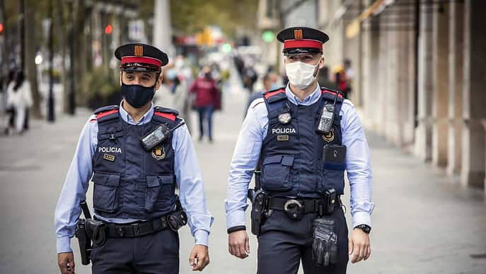 Le Couvre-feu en Catalogne activé 2 Mossos d'Esquadra