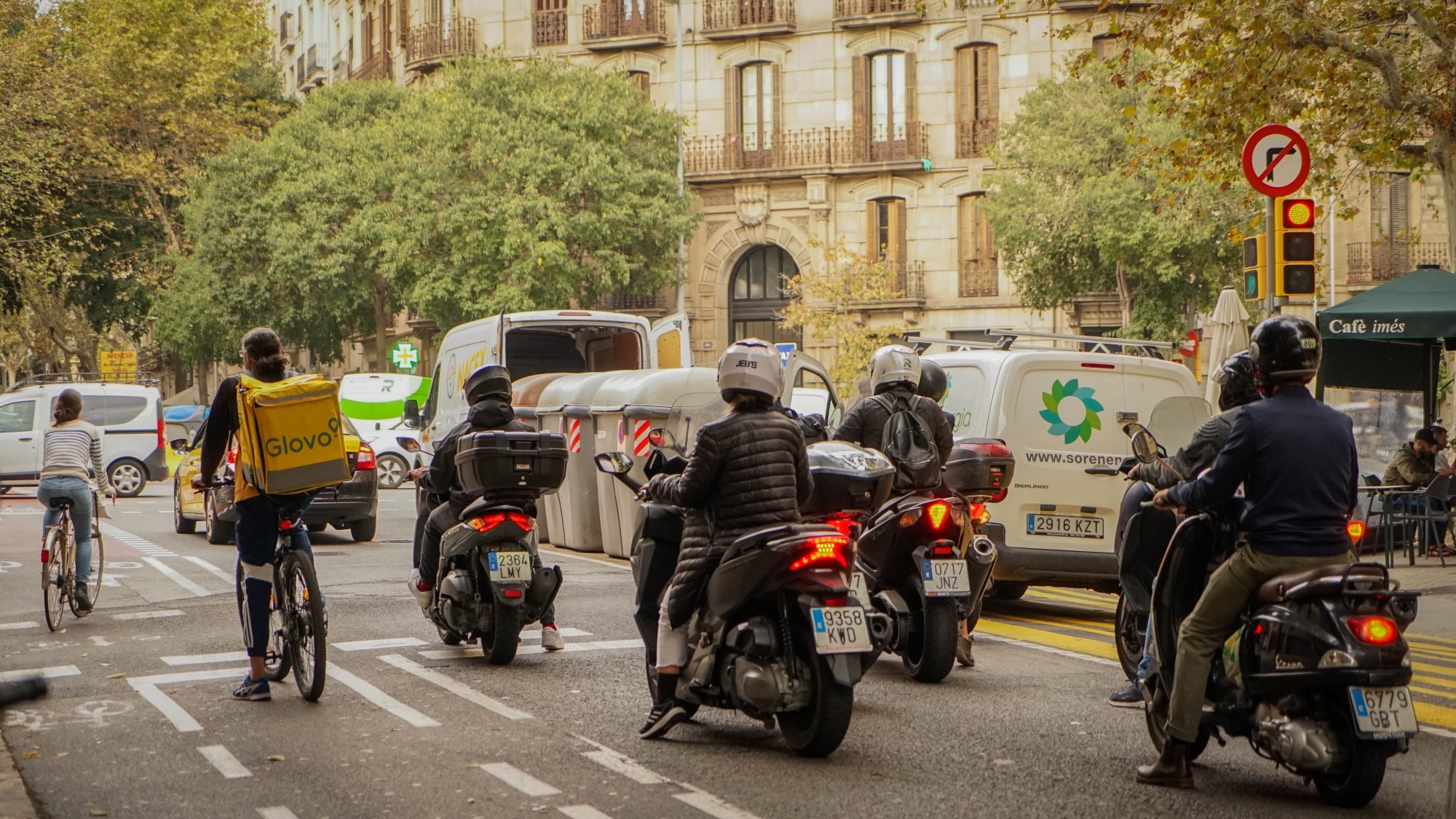 Motocyclistes arrêtés deavant un passage piéton