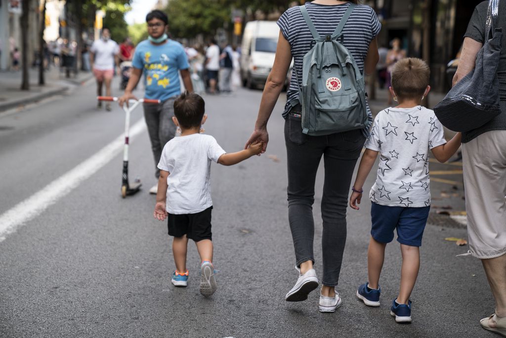 Enfants famille promener rue barcelone marcher Photo Mariona Gil Ajuntament