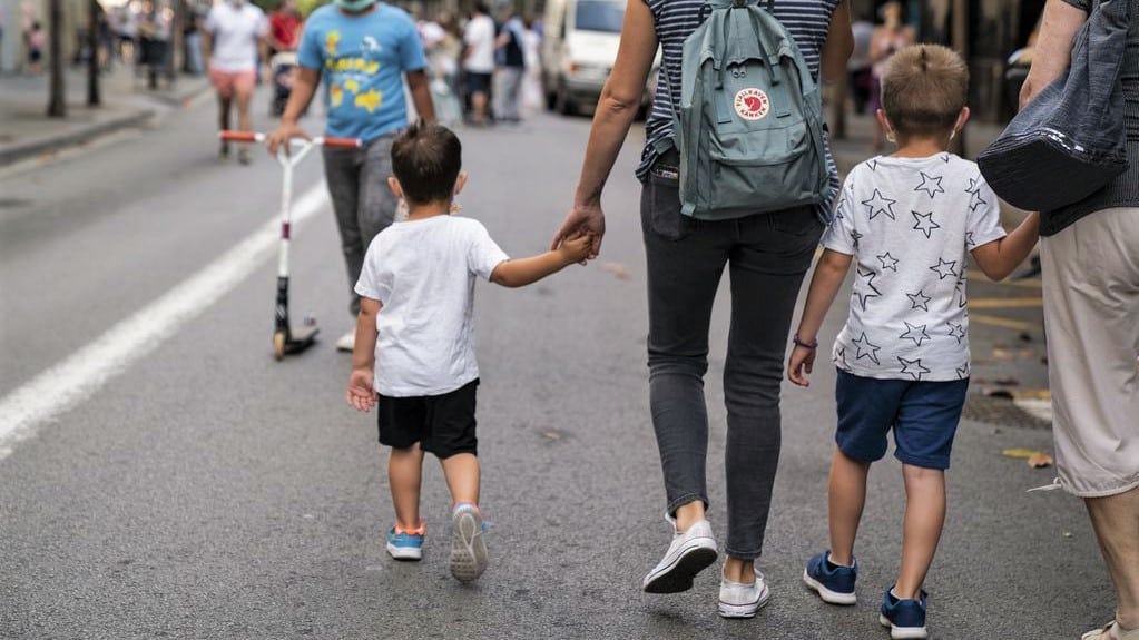 Famille enfants pietons gens Barcelone rue Photo Mariona Gil Ajuntament