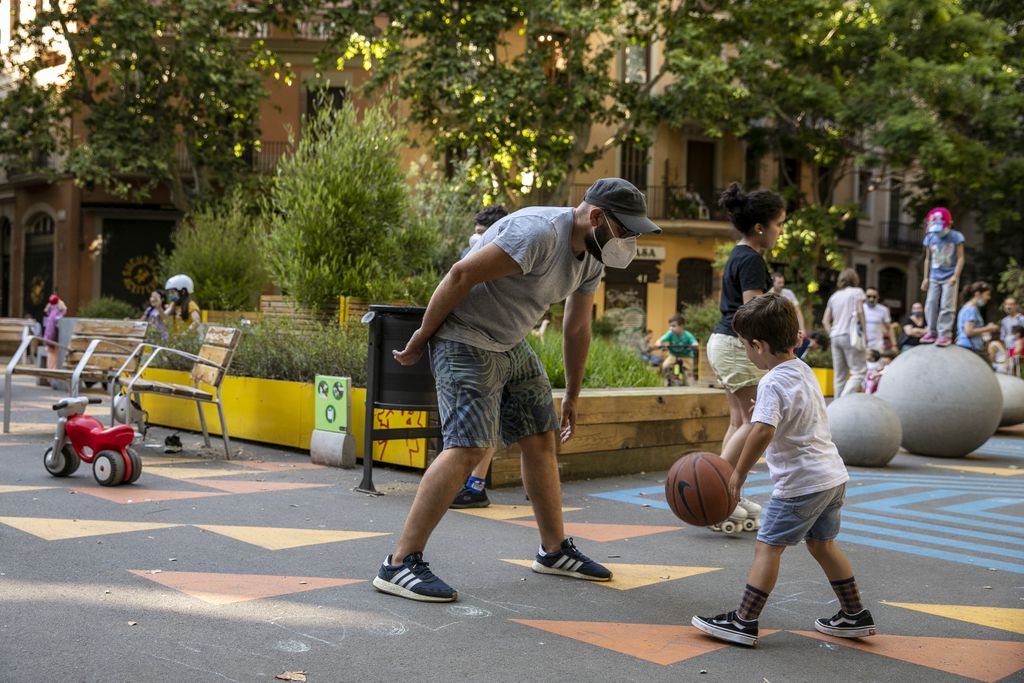 Sport basket famille enfants parents ballon Barcelone rue Photo Edu Bayer Ajuntament