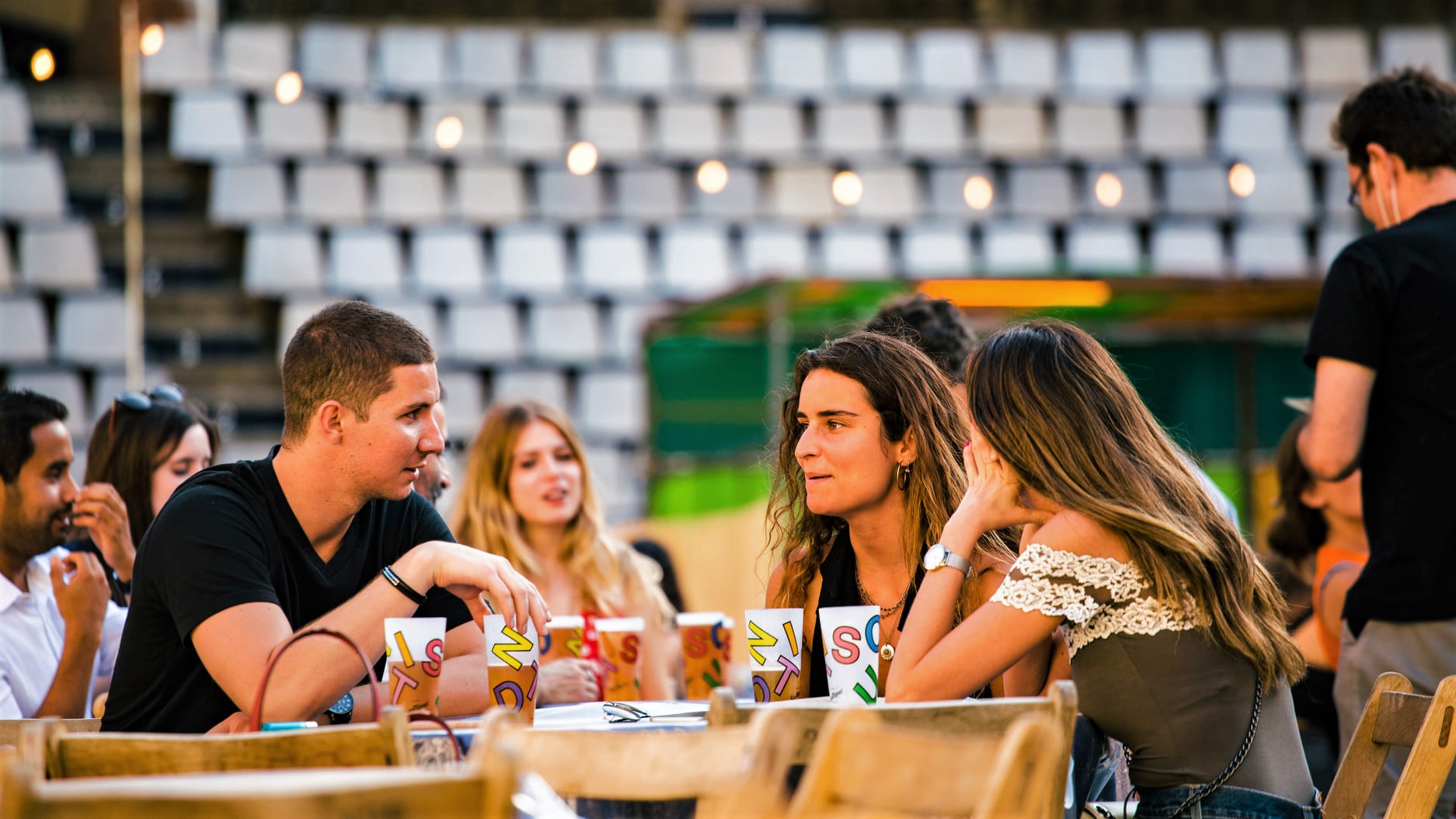 Fete jeunes gens festival fete rires amis cliches biere terrasse Photo Soundit Bcn Facebook