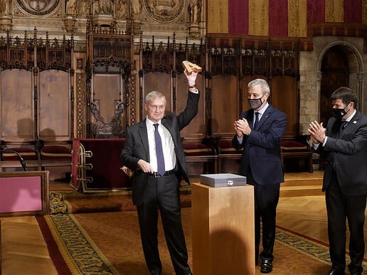 Philippe Saman officiellement reconnu Ami de Barcelone 9 Philippe Saman recevant la distinction d'Ami de Barcelone lors d'une cérémonie officielle.