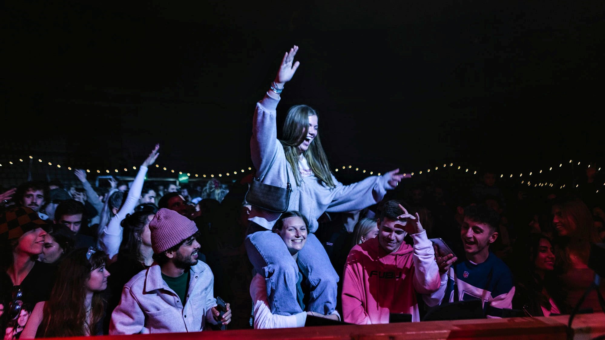 Gens jeunes fete amis musique concert culture festival Photo Soundit Bcn Facebook