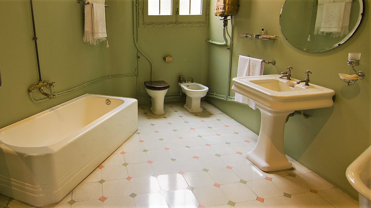 https://www.equinoxmagazine.fr/wp-content/uploads/2022/04/Bidet-salle-de-bains-Pedrera-Photo-Mi-mundo-en-una-maleta-blog.jpg