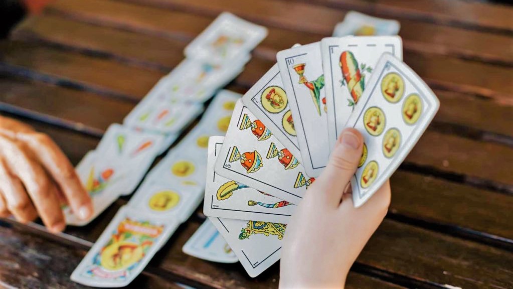 Pourquoi le jeu de cartes espagnol est différent ?