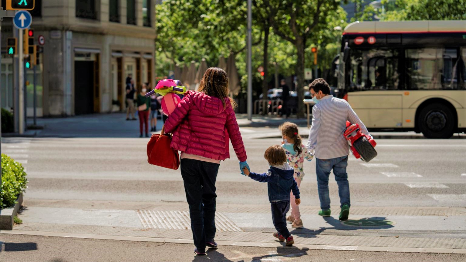 Famille parents enfants traverser route marcher pietons Barcelone gens rue Photo Mariona Gil Ajuntament