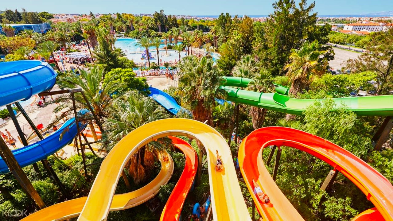 Parc aquatique piscine Barcelone ete chaleur se baigner eau vacances Port Aventura Photo klook