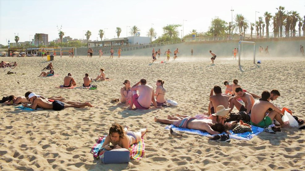 Plage soleil bronzer touristes football sport Barcelone vacances Photo Paola de Grenet Ajuntament