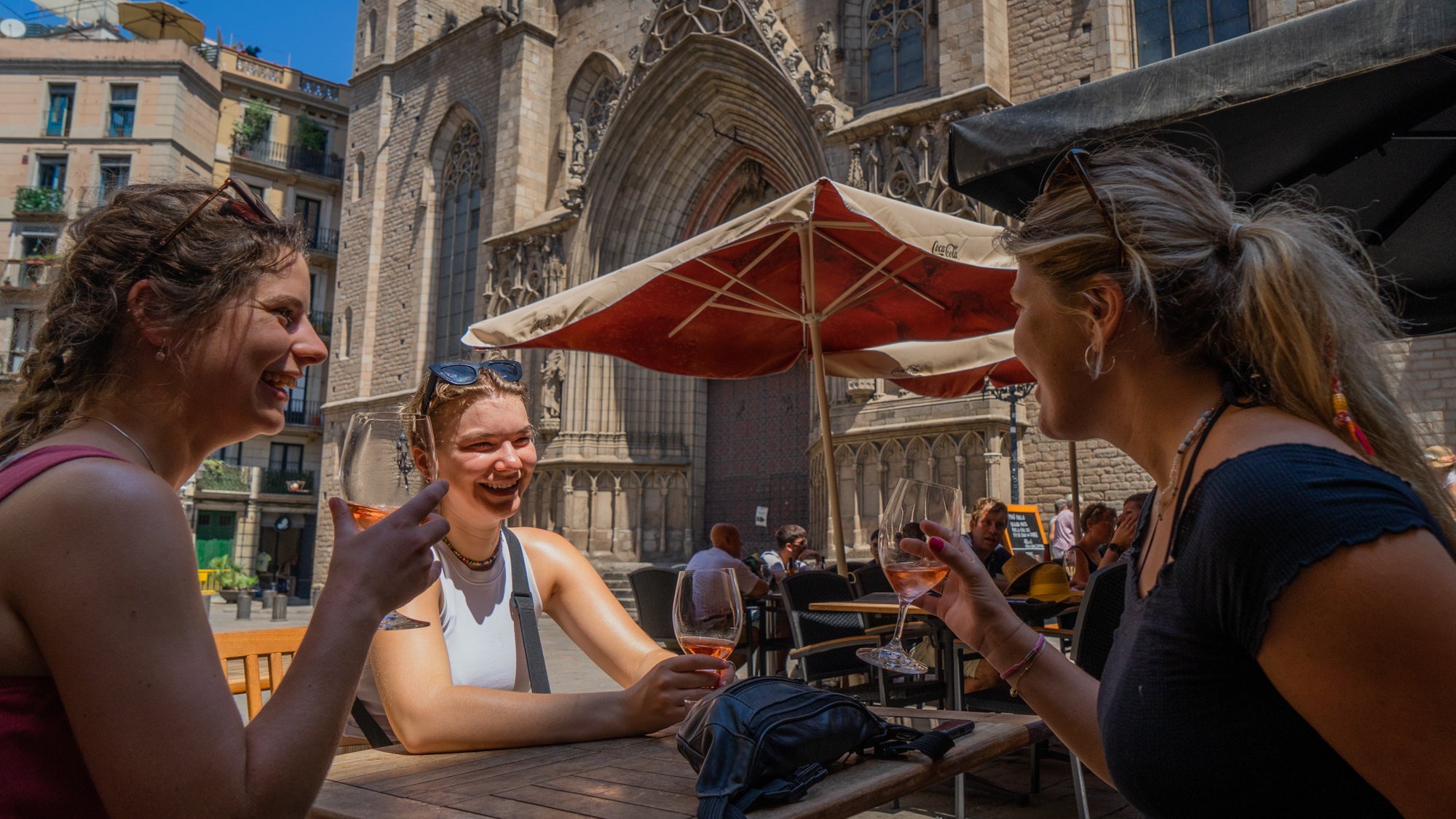 Amis gens jeunes terrasse bar sourires rires bonne humeur ete touristes Photo Clementine Laurent Equinox 12