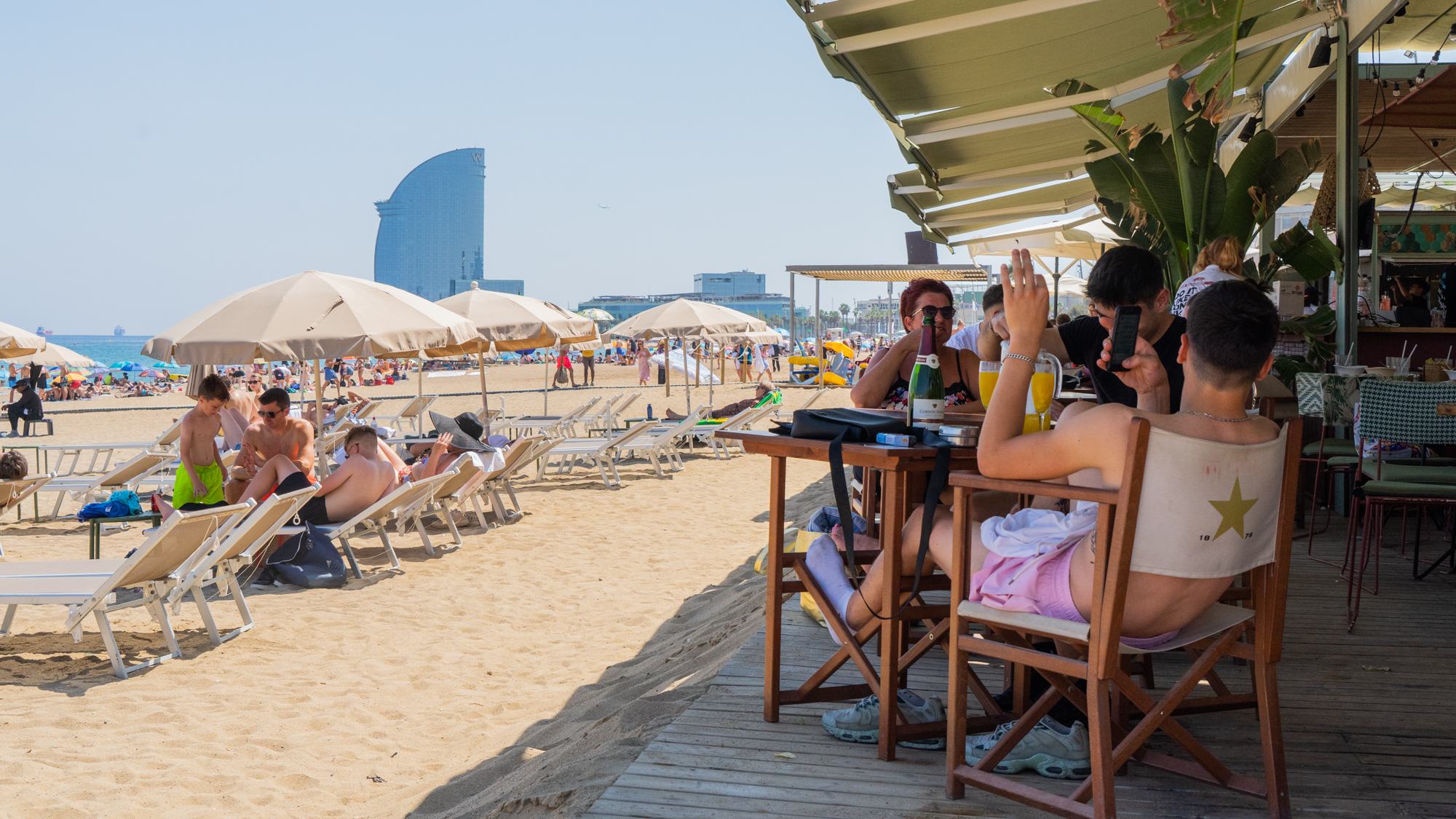 Chiringuito bar terrasse plage Barceloneta ete vacances touristes chaleur canicule mer Photo Clementine Laurent Equinox 1