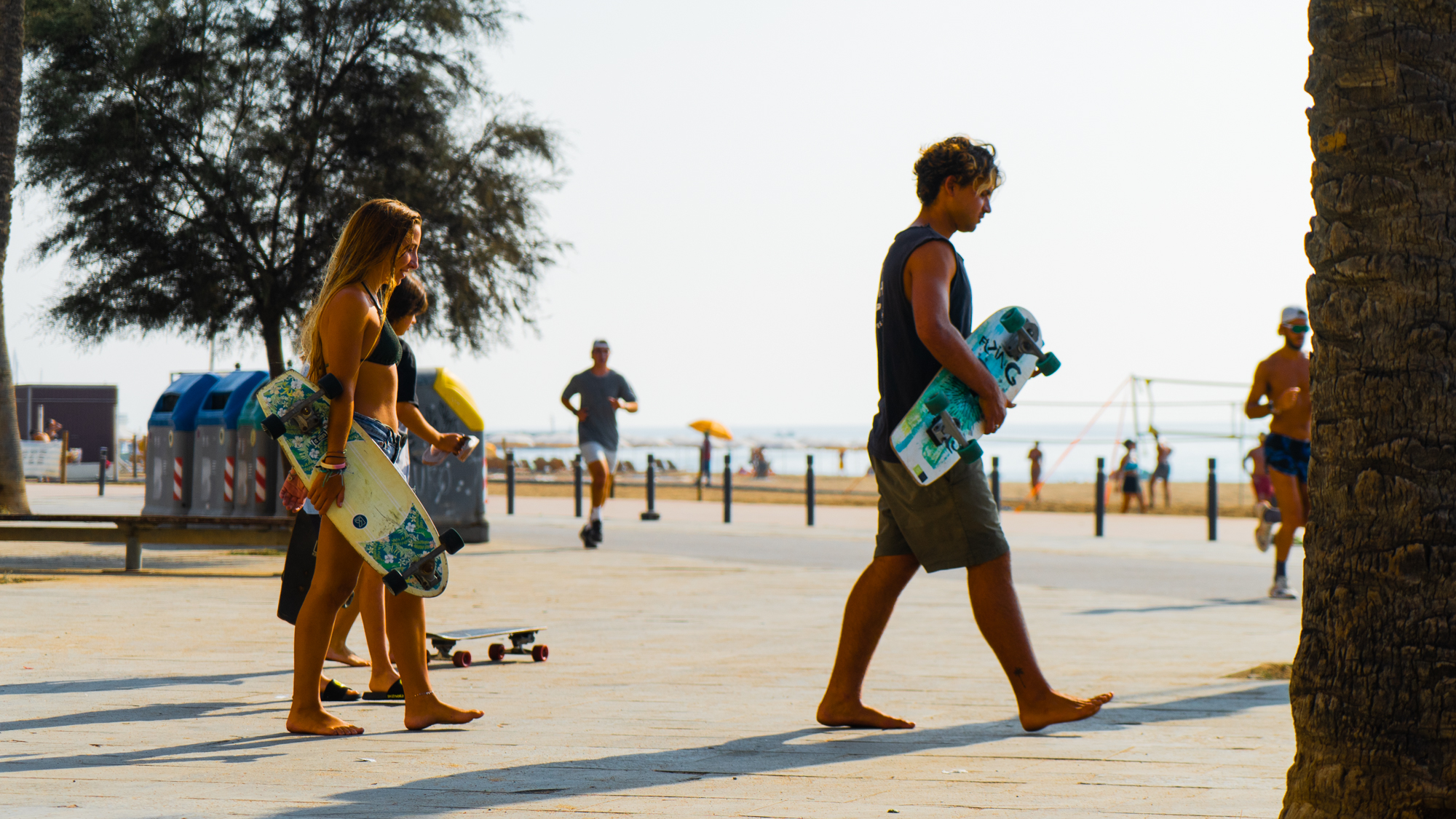 Jeunes gens amis rue sport skateboard planche touristes ete plage Barceloneta Photo Clementine Laurent Equinox 1 1