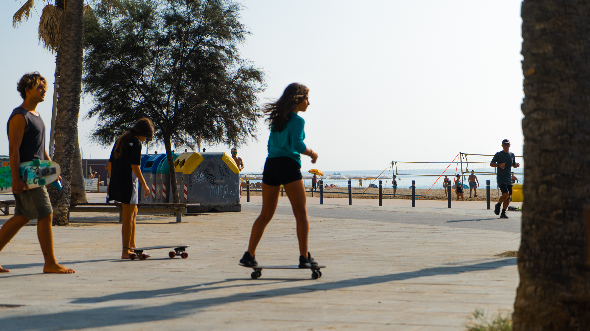 Jeunes gens amis rue sport skateboard planche touristes ete plage Barceloneta Photo Clementine Laurent Equinox 8