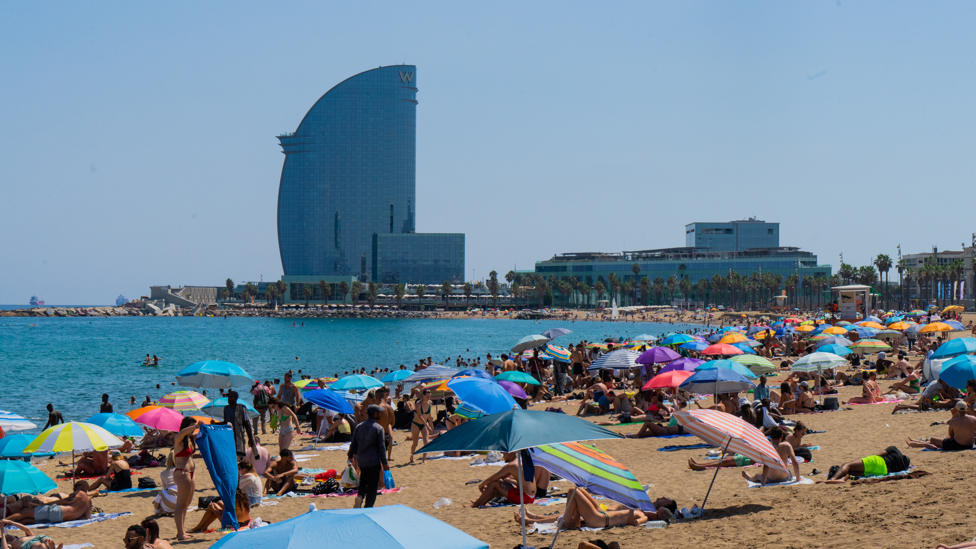 Plage mer Barceloneta sable chaleur canicule touristes ete vacances parasol Photo Clementine Laurent Equinox 2