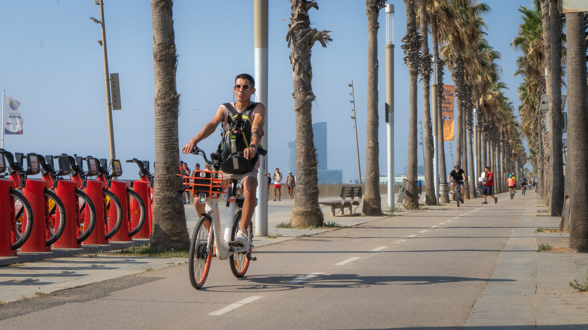 Velos deplacements vehicules plage mer Barceloneta Photo Clementine Laurent Equinox 4 1