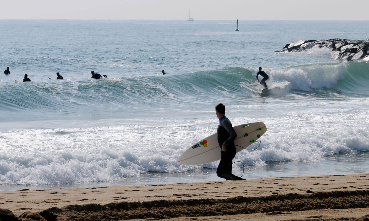 Surfeurs sur la plage de la Barceloneta, à Barcelone