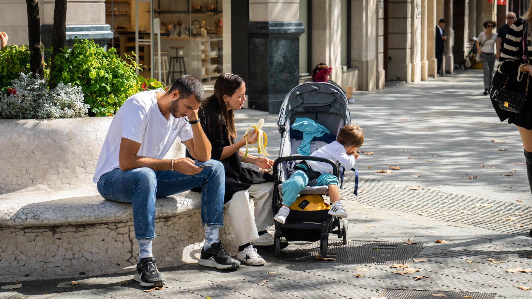 Famille parents enfants bebe gens rue touristes passants Barcelone Photo Clementine Laurent Equinox 51 30