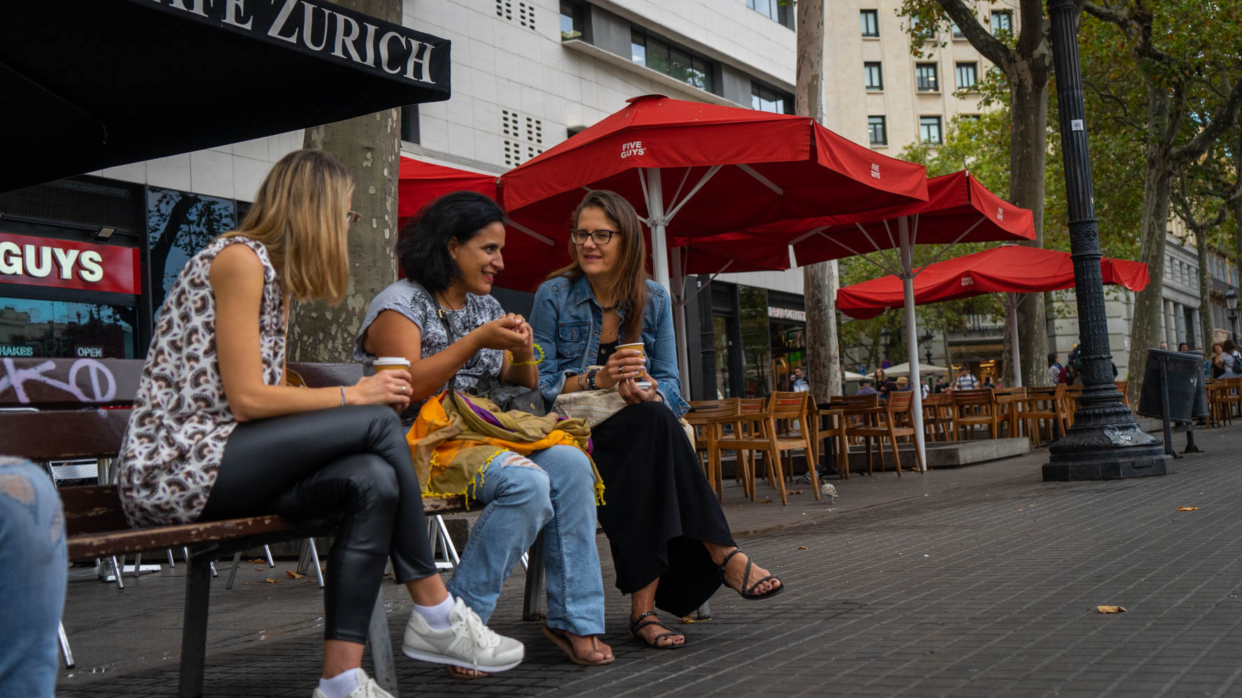 Gens rue touristes passants Barcelone Photo Clementine Laurent Equinox 51 6