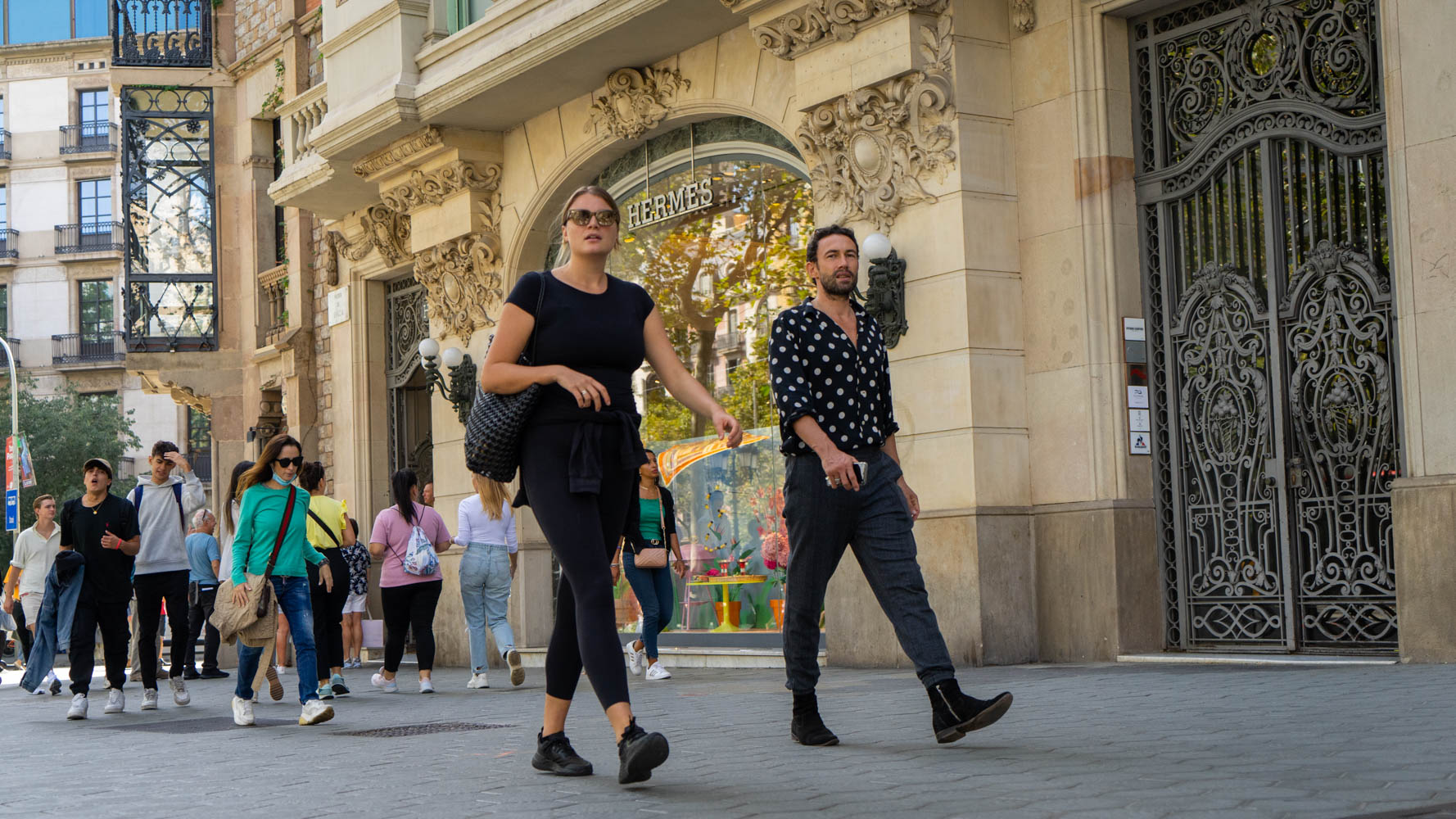 Shopping achats rue commercante gens rue touristes passants Barcelone Photo Clementine Laurent Equinox 51 19