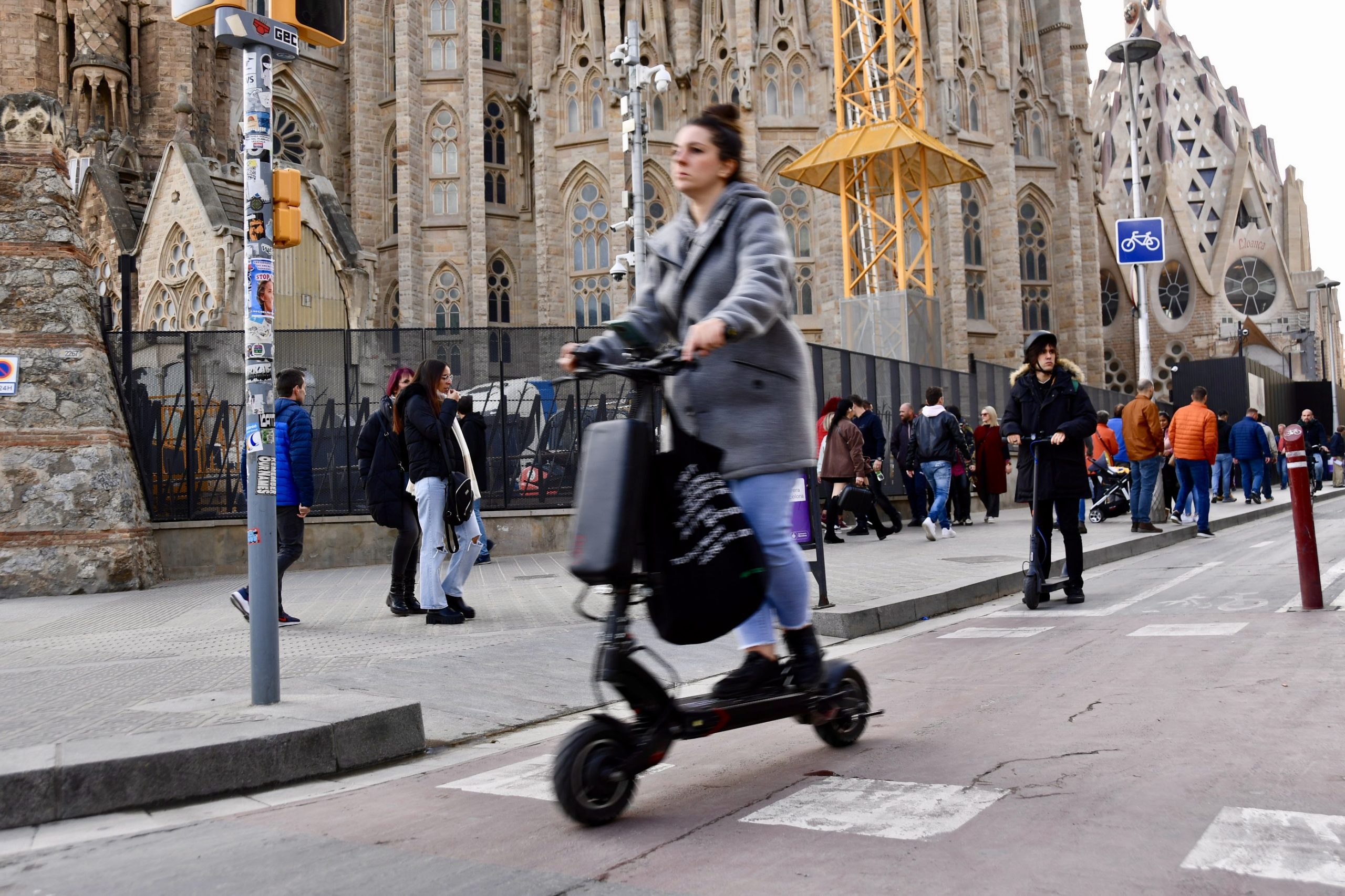 trottinettes et piétons à Barcelone