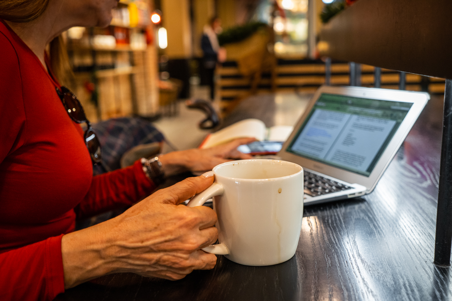 Cafe the bar teletravail ordinateur photo Clementine Laurent