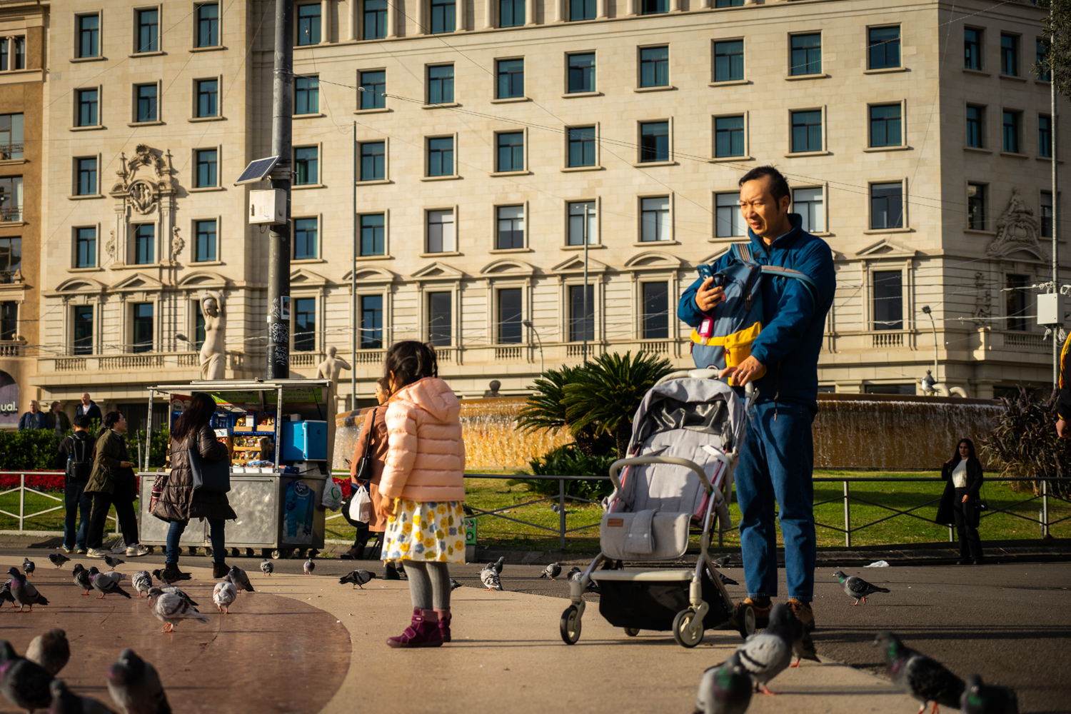 Famille parent enfant poussette Placa Catalunya pigeons photo Clementine Laurent