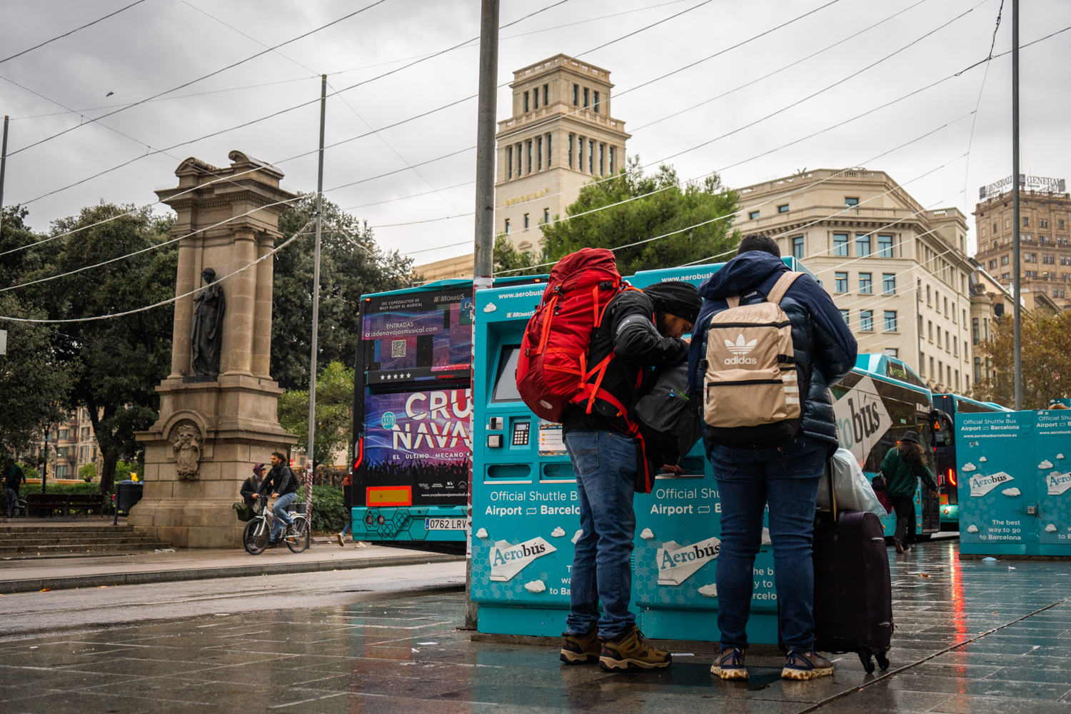 Touristes aerobus sac a dos Placa Catalunya rue gens Photo Clementine Laurent