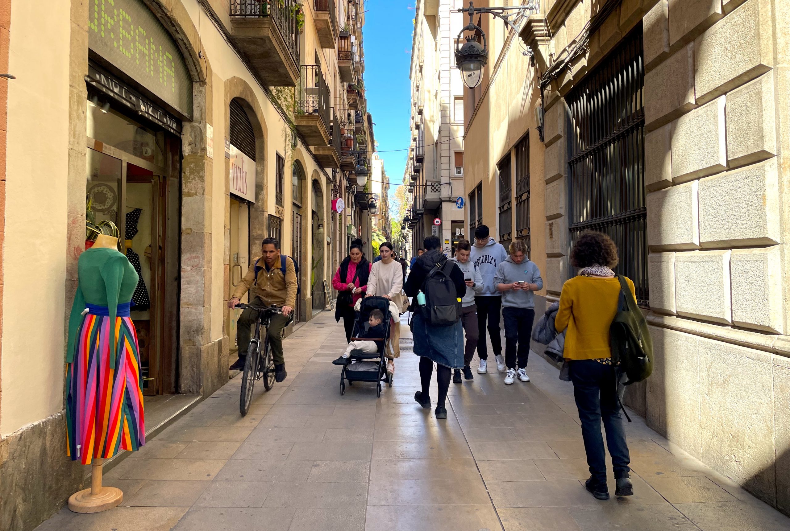 raval rue passants barcelone aurelie chamerois scaled