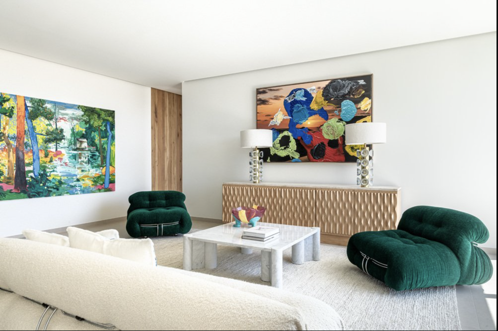 Mobilier vintage et contemporain dans un intérieur élégant à Barcelone. Meubles sélectionnés par un Français, alliant style rétro et modernité pour un espace sophistiqué.