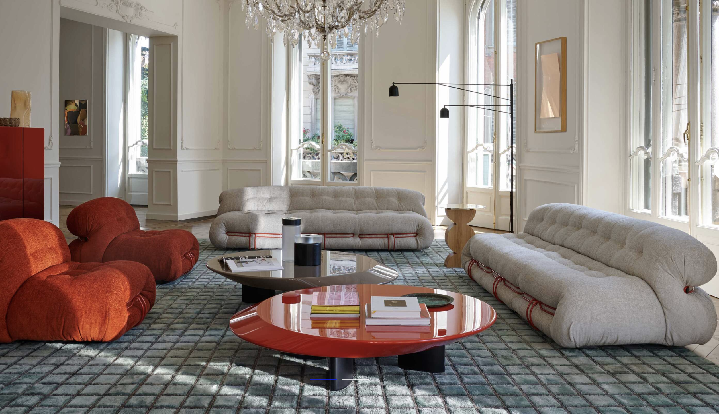 Mobilier vintage et moderne dans un salon élégant à Barcelone.