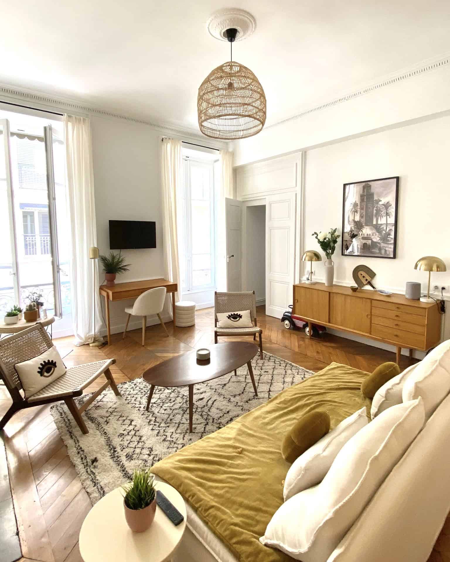 Studio d’intérieur à Barcelone rénové par un architecte français, mettant en valeur un espace lumineux et élégant avec mobilier contemporain et décoration soignée.