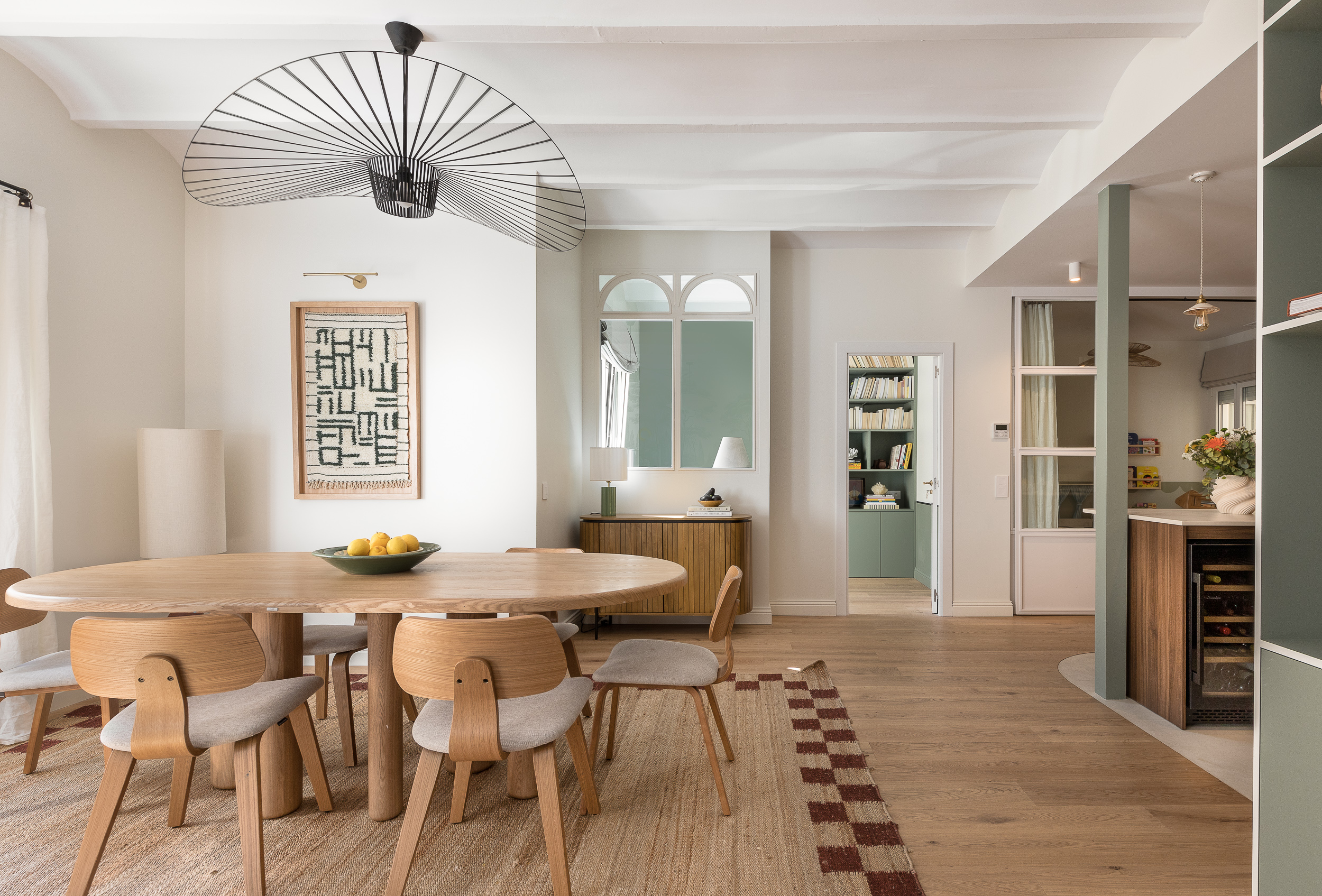 À Barcelone, un studio d’architecture d’intérieur français pour rénover et sublimer les espaces 2 projet senillosa salle a manger table ronde chene suspension vertigo verriere barcelone valla long